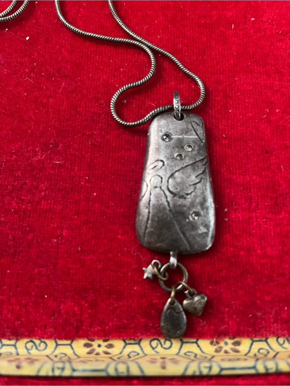 Silver tone Textured Pendant Necklace in Silver